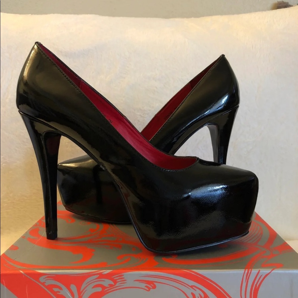 Kelsi Dagger Pumps